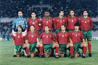 la selección sub-21 para el partido Portugal-Ucrania. José Soares es el 3º de pie, a partir de la izquierda 