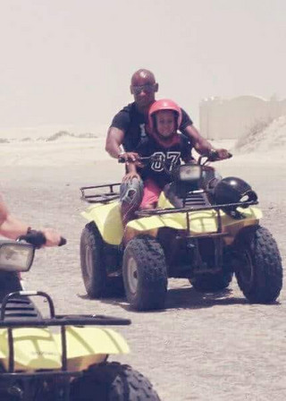 José Soares a andar de moto 4 com o filho, no Qatar