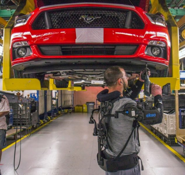 Los empleados de Ford van a usar exoesqueleto EksoVest en las fábricas de la empresa alrededor del mundo. 