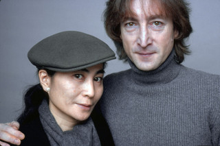 Yoko Ono y John Lennon fotografiados en noviembre de 1980, un mes antes de la tragedia