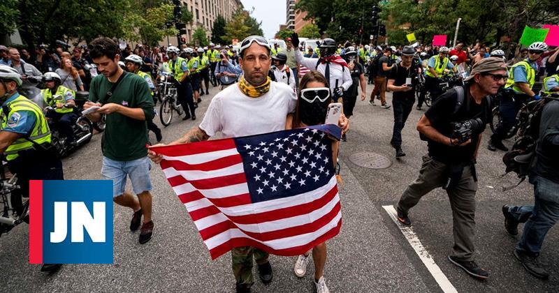 Cerca de 20 neonazis se manifiestan rodeados por miles de antifascistas