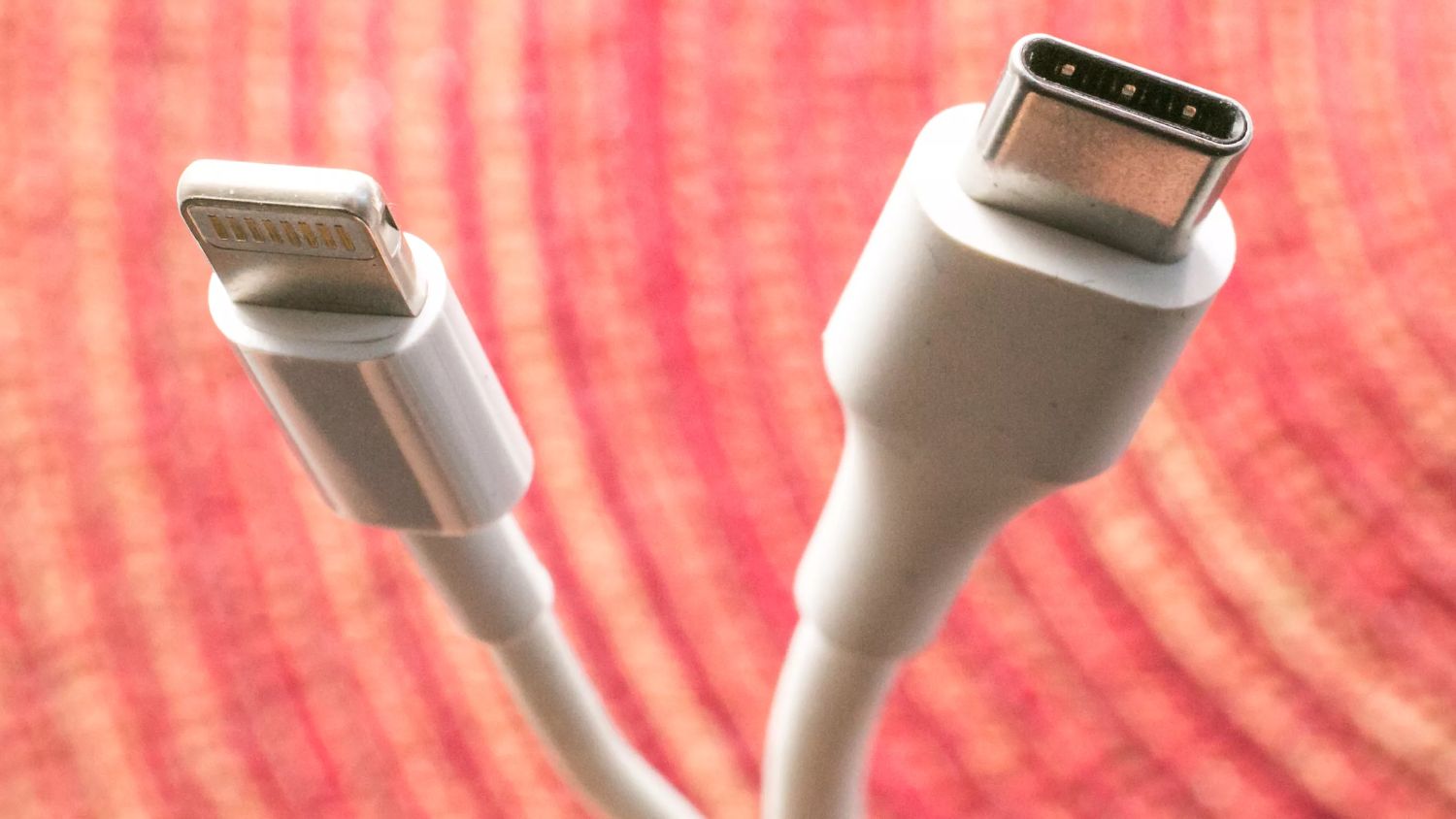 La Comisión Europea puede obligar a Apple a cambiar el conector Lightning del iPhone por el USB