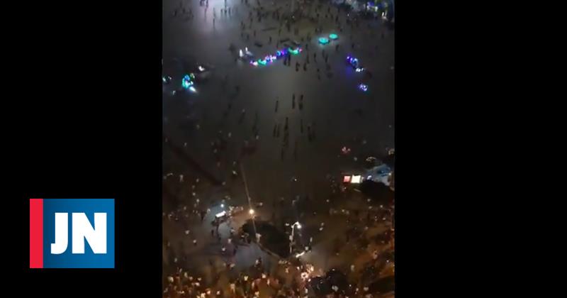 El coche invade la plaza y mata a nueve personas en China