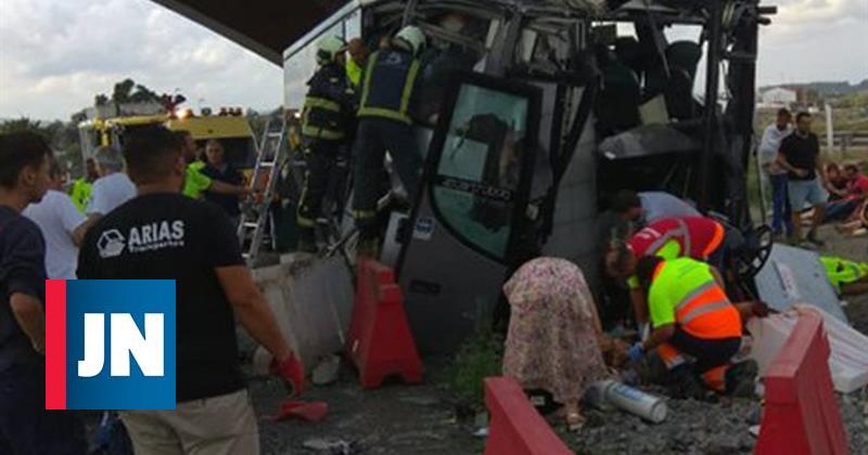 Al menos cuatro muertos en accidente de autobús en España