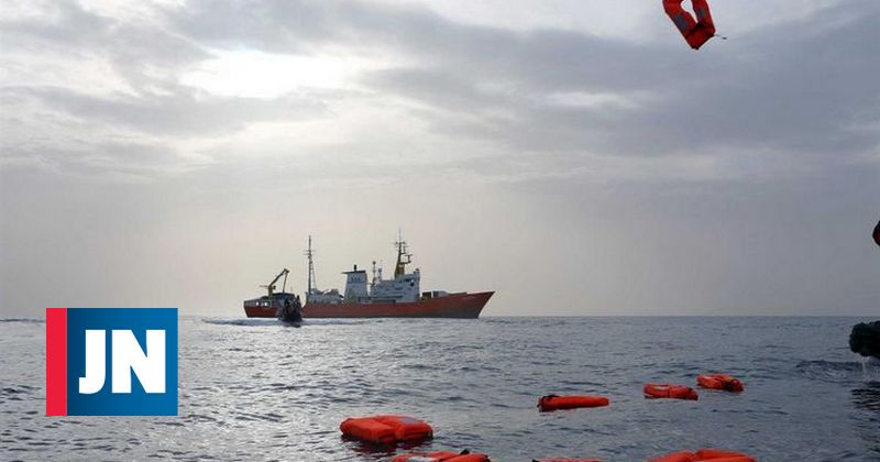 La policía desembarca a la fuerza 77 migrantes rescatados en el Mediterráneo