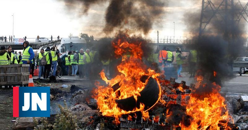 El bloqueo de los "chalecos amarillos" paraliza Francia al tercer día