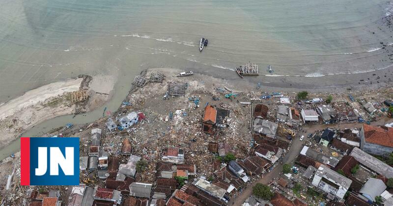 Los supervivientes tratan de salvar lo que quedaba tras el tsunami