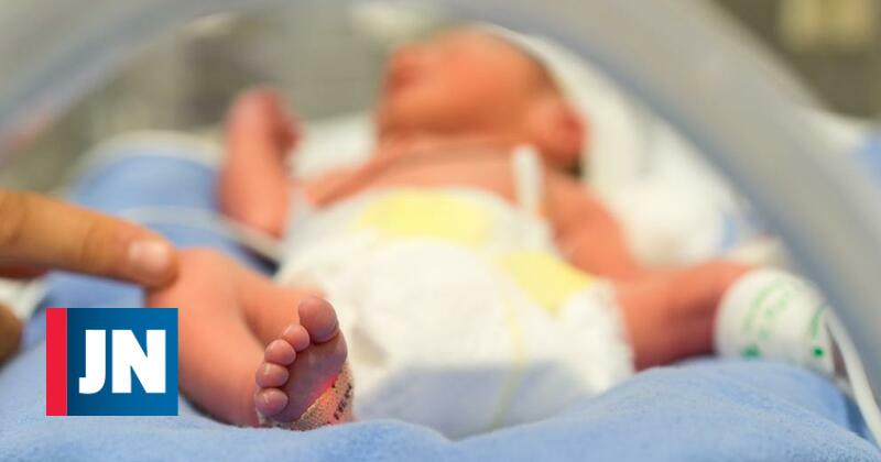 El bebé muere con quemaduras causadas por una incubadora improvisada