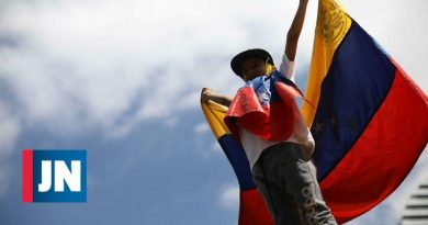 Gobierno de Maduro prohibe salida de embarcaciones de los puertos