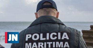 Portugués Policía Marítima rescata a 35 inmigrantes en Grecia