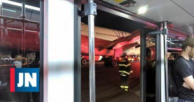Cargador de baterías en avión de bomberos para aterrizar emergencia en Boston