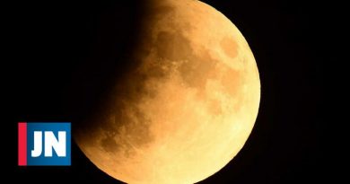 Las primeras imágenes del eclipse parcial de la Luna que es visible en Portugal.