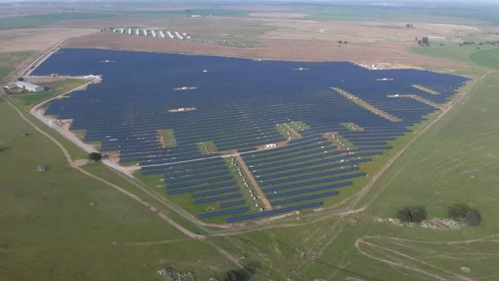 Imagen del parque solar en Portugal que produce energía solar para la red pública