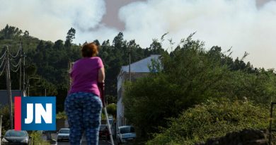 El fuego obliga a dos mil personas a retirarse en Gran Canaria