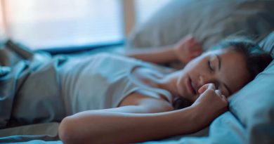 Imagem de mulher a dormir permitindo ao cérebro deitar fora lembranças desnecessárias para melhorar a memória