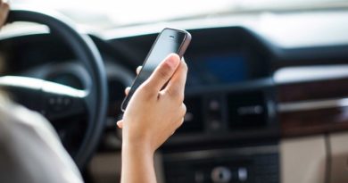 ¿Podemos usar el teléfono en voz alta mientras conducimos?