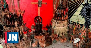 40 Altar de calavera utilizado por cartel de drogas encontrado en México