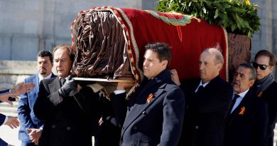 El cuerpo del dictador Francisco Franco se retira del mausoleo de honor y se dirige al cementerio común