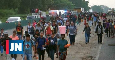 La policía mexicana cierra la caravana de 2.000 personas que querían llegar a los EE. UU.