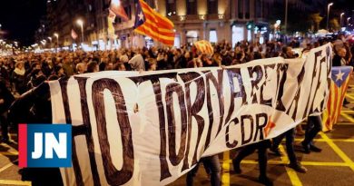 El día de la reflexión electoral en España no saca a los activistas de las calles de Barcelona