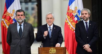 En respuesta a las protestas, Chile reduce a la mitad el salario de los políticos
