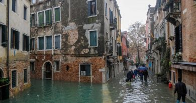 La marea histórica golpea Venecia con olas de casi 2 metros
