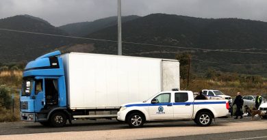 La policía encuentra a 41 migrantes en camiones refrigerados en Grecia