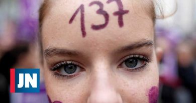 Miles de personas salen a las calles en Francia contra la violencia contra las mujeres
