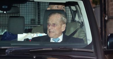 El Príncipe Felipe, de 98 años, deja el hospital a tiempo para Navidad con la familia real.