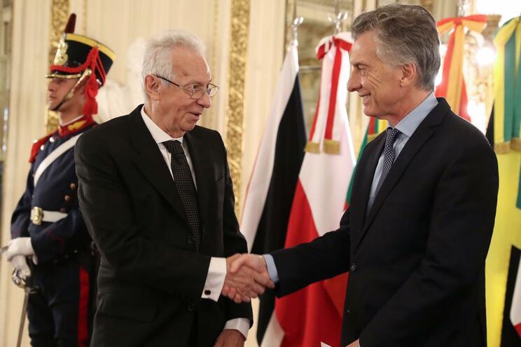 El embajador de México en Argentina, Oscar Ricardo Valero, con el ex presidente argentino Mauricio