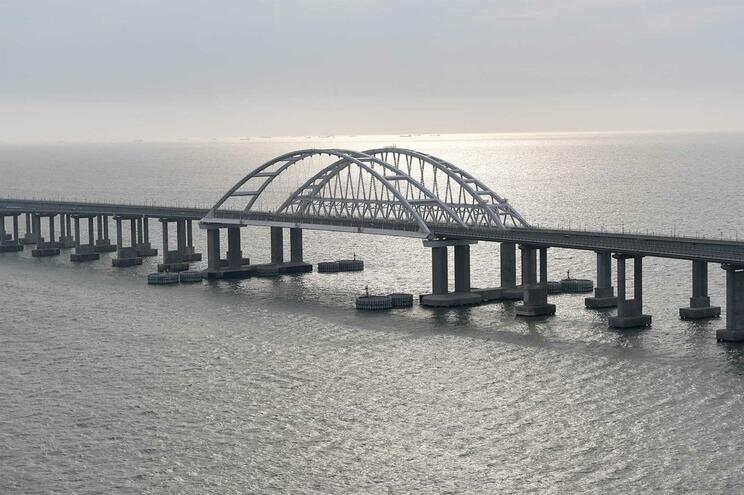 Ucrania abre investigaci贸n sobre el puente ferroviario de Crimea en Rusia