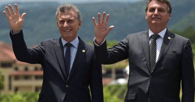 "Quiero continuar presidente, no puedo dar un golpe, ¿verdad?", Bromea Bolsonaro en la Cumbre del Mercosur