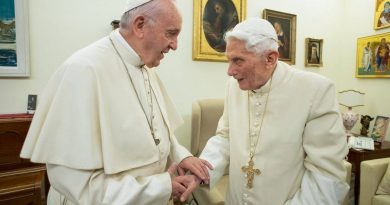 Benedicto rompe el silencio y critica el final del celibato del sacerdote en el libro