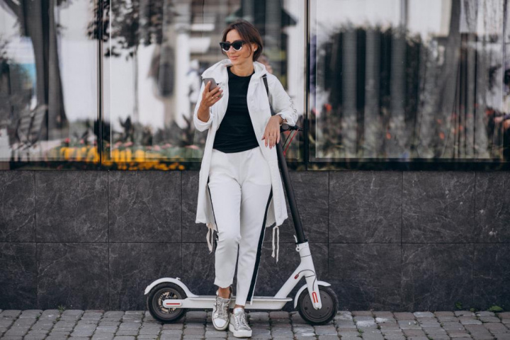 scooter mujer y teléfono inteligente - imagen gratis