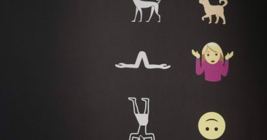 Espectáculo de Israel yuxtapone sonrientes emoji y antiguos pictogramas egipcios