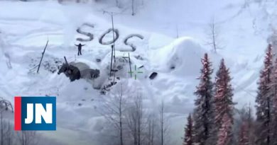 Hombre rescatado en Alaska gracias a la señal de SOS que dibujó sobre hielo