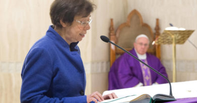Las mujeres ganan prominencia sin precedentes en el Vaticano, pero la estructura servil permanece intacta