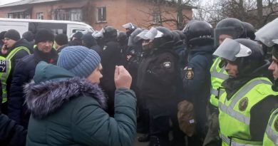 Imagem protestos na Ucrânia por causa dos repatriados que estiveram com o Coronavírus
