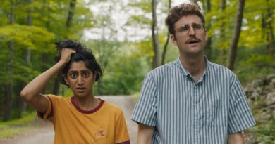 Una pareja milenaria se ve obligada a sobrevivir una invasión extraterrestre en The Comedy ¡AHORRE USTED MISMO! - Revisión de Sundance