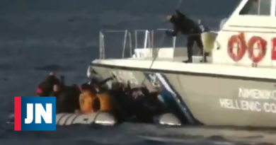 La guardia costera griega dispara para defenderse de los migrantes