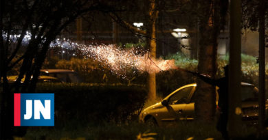 Balas y automóviles quemados en enfrentamientos entre la policía y los residentes en París