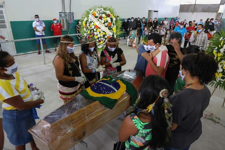 Brasil con más de 15 mil muertos y 233 mil casos confirmados de covid-19