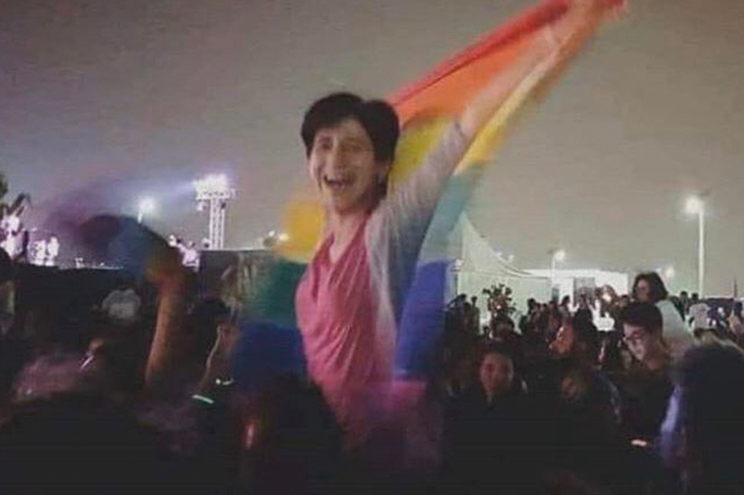 Sara Hegazy fue arrestada por exhibir una bandera de colores, símbolo de la comunidad LGBT