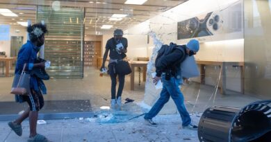 Imagem assalto lojas Apple nas manifestações George Floyd