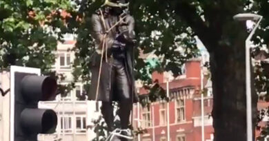 Estatua británica de esclavos esclavos durante una protesta contra el racismo en Bristol
