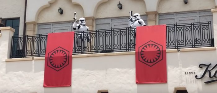 Stormtroopers sociales distancig en el lugar en Disney World
