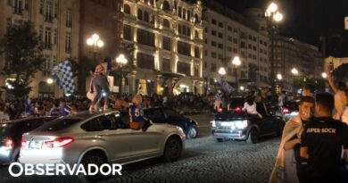Cientos de personas de Oporto celebran el título en la calle y se olvidan del virus: "La emoción habla más fuerte que la distancia social"