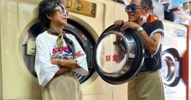Una pareja octogenaria se lleva un éxito en Instagram vistiendo ropa olvidada en la lavandería