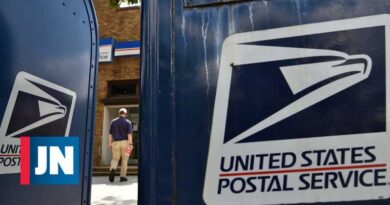 La guerra de Trump con la oficina de correos conduce a una demanda