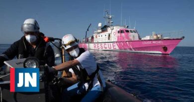 El barco de Banksy pide ayuda en el Mediterráneo, con 130 migrantes y un muerto a bordo